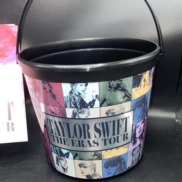 Taylor Swift Eras Tour popcorn bucket, 2 Cups, Poster & Friendship bracelet - Picture 3 of 4